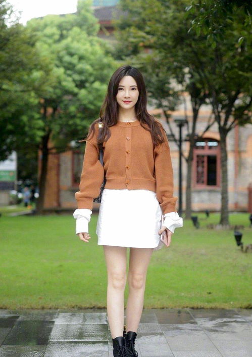 針織連衣裙搭配銀色高跟鞋,清新典雅,穿出專屬女神范兒